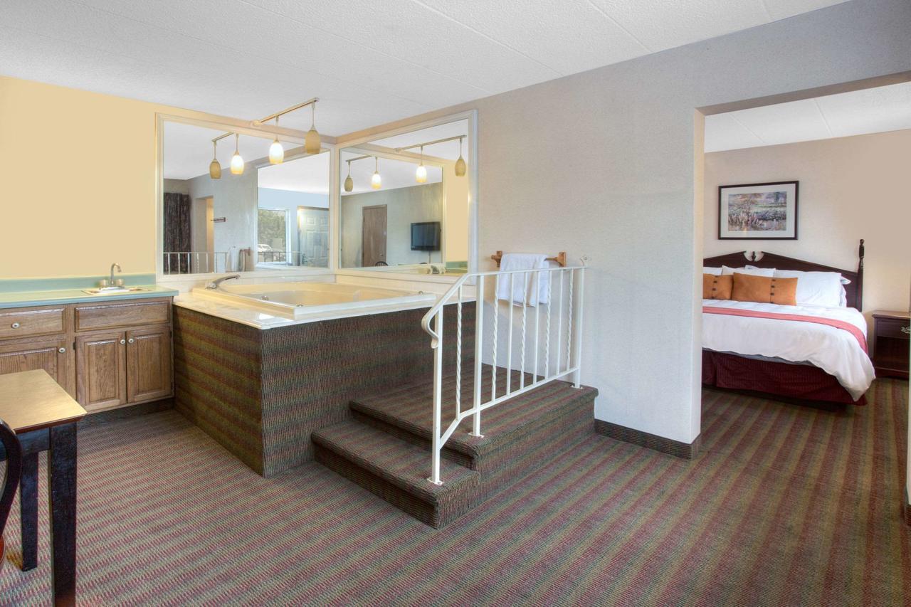 Days Inn By Wyndham Davenport Ia 外观 照片