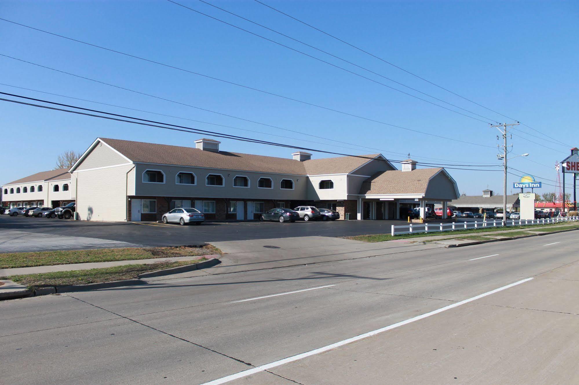 Days Inn By Wyndham Davenport Ia 外观 照片